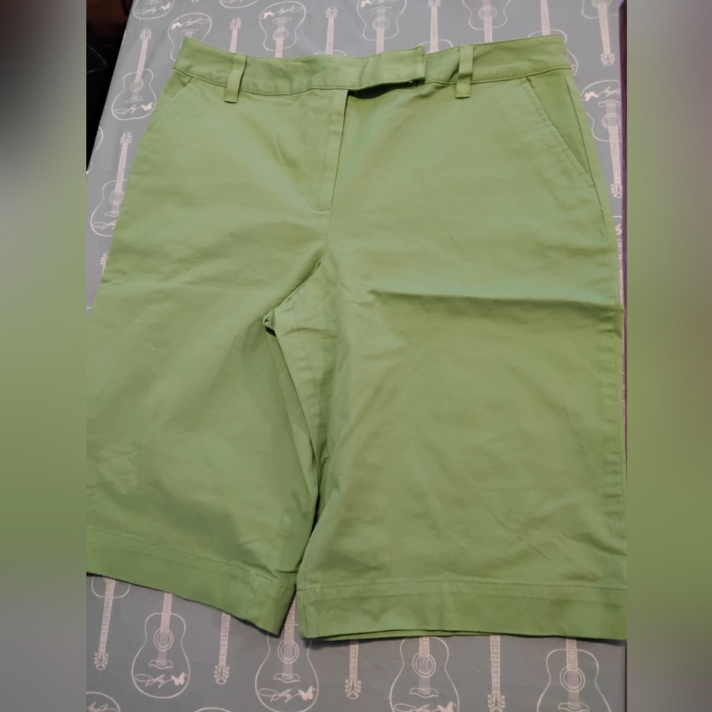SOLD Green stretch Bermuda Knee Length Shorts Women’s Size 14 34W 13L - Picture 1 of 4